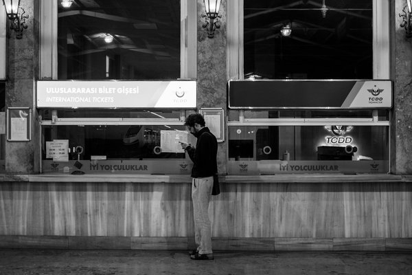 Quelles sont les astuces pour optimiser l'espace de rangement dans une tente pour plusieurs jours?